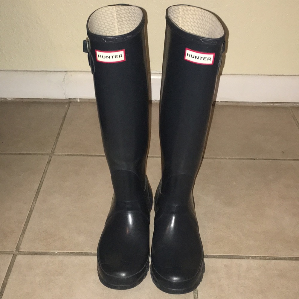 US size 7M/8F, UK size 6, Navy blue